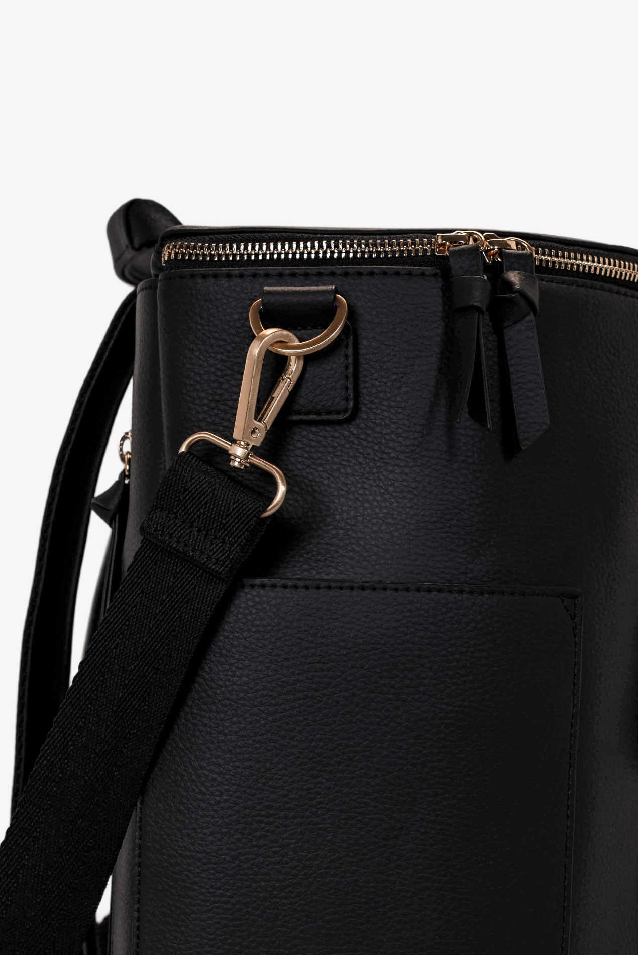 Sac à langer noir - zoom sur la fermeture et la lanière