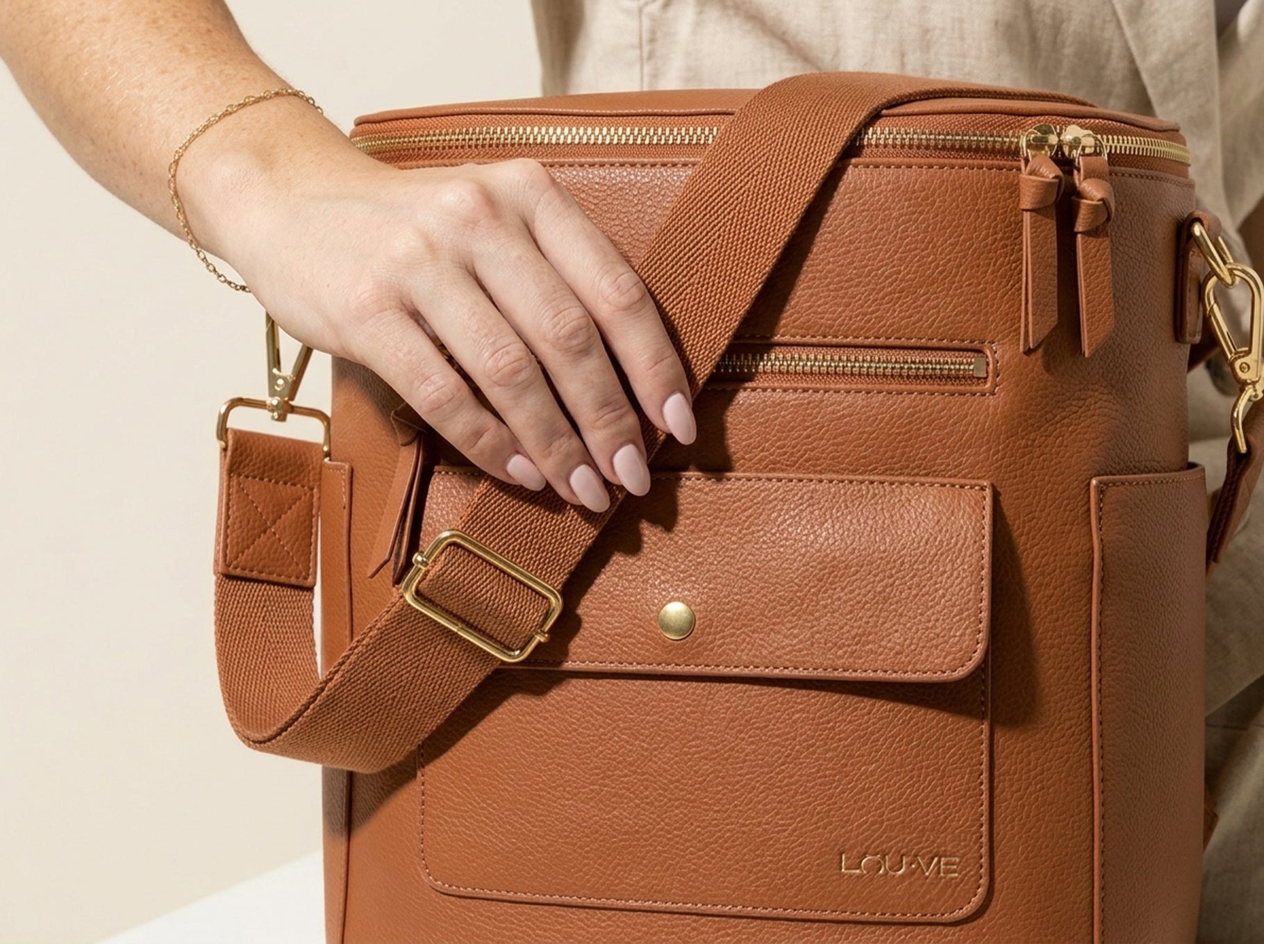 Close up sac à langer camel avec bandoulière